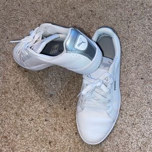 white puma sneakers